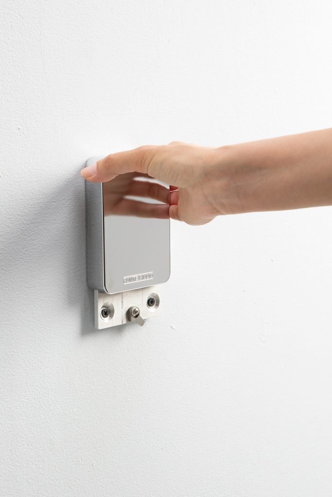 G18JCS HUG Plate Cover with Hand300